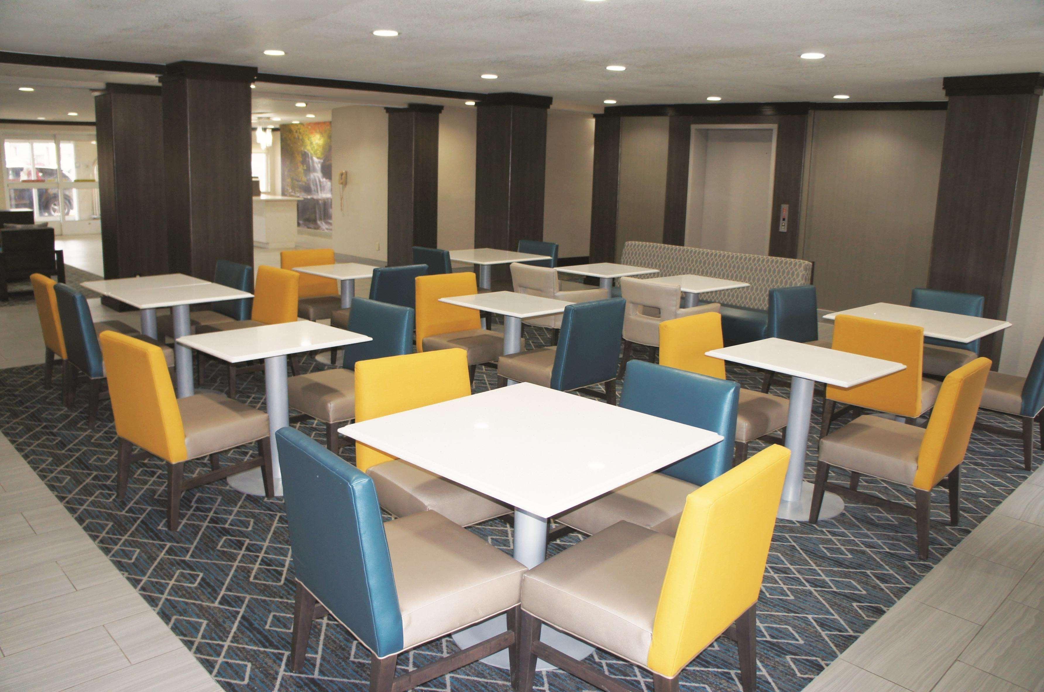 La Quinta Inn & Suites By Wyndham Peru Starved Rock St Park Екстер'єр фото